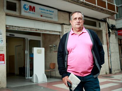 DVD 1108 (24/0522) Ángel Salinas, en lista de espera para el especialista fotografiado frente a su centro de Ssaludo de la calle Alcalá 425 de Madrid © Claudio Alvarez