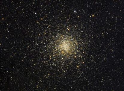El cúmulo globular M4, que se encuentra en la constelación de Escorpión, puede ser detectado a simple vista bajo un cielo muy oscuro.