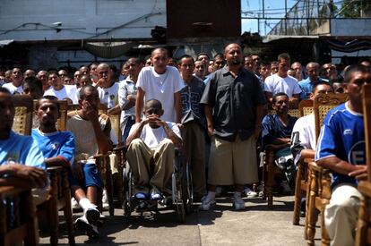 Miembros de la Mara Salvatrucha siguen la misa en el penal de Ciudad Barrios.