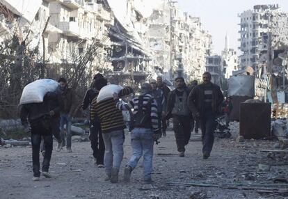 Evacuación de civiles de la zona sitiada de la ciudad siria de Homs. Un grupo de presonas se dirigen a un punto de encuentro donde seran evacuados. 