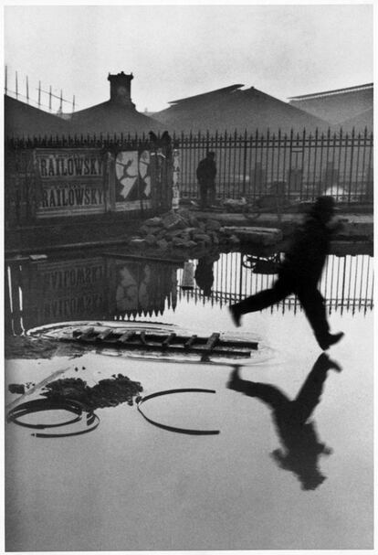 A fotografia "Por trás da estação de Saint-Lazare", tomada em Paris em 1932, uma das mais célebres do artista.