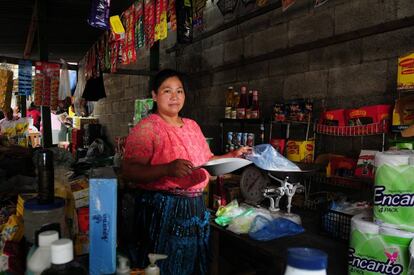 Una mujer trabaja en su tienda en Ciudad de Guatemala (Guatemala). 
