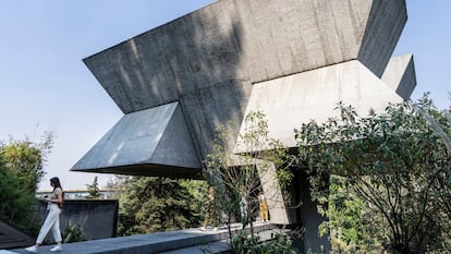 El taller de Agustín Hernández, conocido como PRAXIS, es considerado uno de los más importantes exponentes de la  arquitectura brutalista en México. 