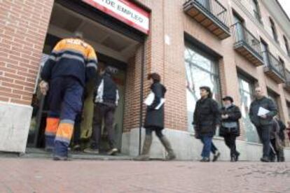 Cola ante una oficina de Empleo de Alcalá de Henares (Madrid) el pasado mes de abril. EFE/Archivo