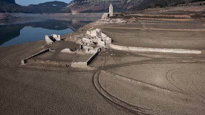 El pantano de Sau, al 5% de su capacidad, con varias edificaciones al descubierto.