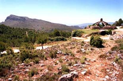 Al fondo, una de las cavas de la Sierra Mariola.