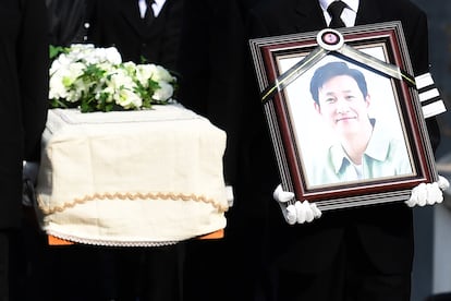 Varias personas cargan con el ataúd del actor Lee Sun-kyun durante su funeral en diciembre de 2023, en Seúl.