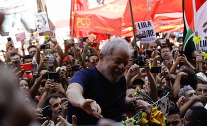 Lula junto a sus seguidores en abril de 2018.