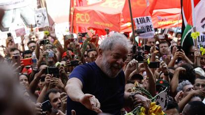 Lula junto a sus seguidores en abril de 2018.