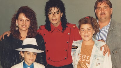 El artista posa sonriente junto a la familia de Wade Robson.