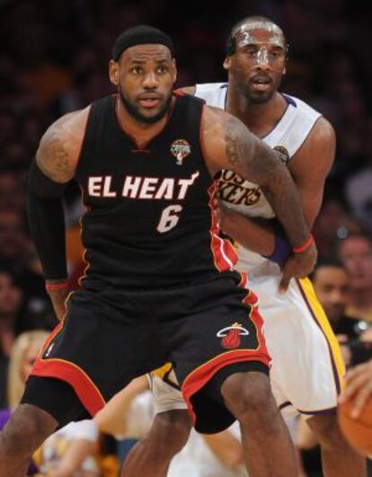 LeBron forcejea con Bryant durante el partido.