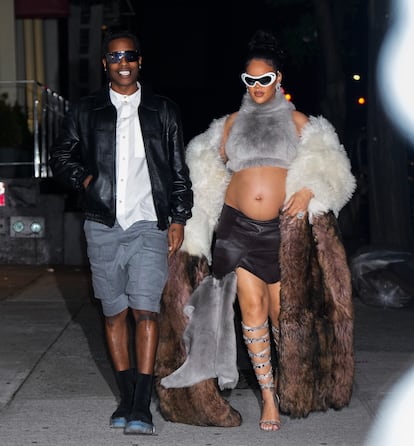 En mayo de ese mismo año, paseando por Nueva York de camino a una cena en el restaurante Carbone de Greenwich Villiage junto a A$AP Rocky, vestida de nuevo con sandalias romanas y una falda de cintura baja, acompañada de un conjunto de cuerpo y abrigo de piel sintética, una creación de Loewe.
