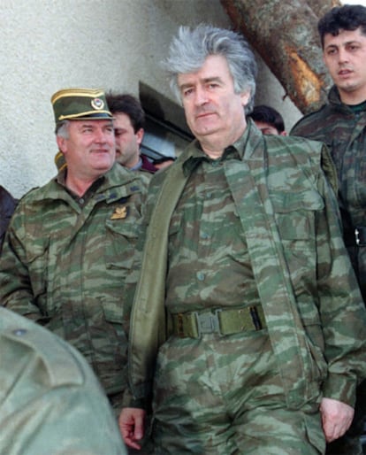 Mladic camina junto al exdirigente serbobosnio Radovan Karadzic, en el Monte Vlasic, en abril de 1995.
