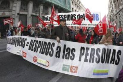 Unas 10.000 personas del sector bancario durante una manifestación en Madrid, convocados por los sindicatos, para protestar contra los ajustes de empleo previstos en Bankia, así como en otras entidades, como Novagalicia Banco y Banco de Valencia. EFE/Archivo