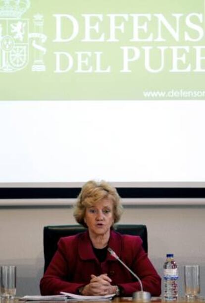 La defensora del Pueblo, Soledad Becerril, durante la presentación de un informe sobre participaciones preferentes en el que se aportan nuevas propuestas para paliar los problemas provocados por estos productos financieros.