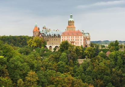 El mayor casillo de Silesia atesora bajo sus cimientos un curioso secreto de los tiempos de la guerra. Encaramado en una empinada colina en medio de un bosque, el castillo de Ksiaz fue mandado construir a finales del siglo XIII, y ampliado y remodelado sucesivamente hasta bien entado el siglo XX, lo que explica su mezcolanza de estilos, desde el románico hasta la actualidad. Durante la II Guerra Mundial, por orden directa de Hitler, los mandos alemanes lo confiscaron y empezaron a construir bajo el edificio un misterioso complejo subterráneo que el ejército soviético utilizaría después como cuartel hasta 1946. En 1974 se iniciaron las obras de restauración y hoy puede visitarse su suntuoso interior. Una pista para amantes de los caballos: en sus antiguas caballerizas, a cinco minutos del castillo, está la Cuadra Nacional de Caballos Sementales (stadoksiaz.pl), donde se puede practicar la equitación, con sesiones de 45 minutos.