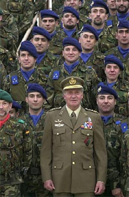 El rey Juan Carlos posa con un grupo de militares en Zaragoza.