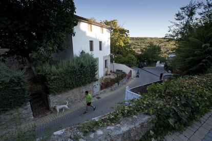 Un vecino de Olmeda de laas Fuentes paseando a un perro.