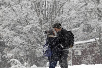 Una pareja disfruta de la nieve en la Sierra de Madrid.