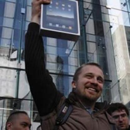 Un cliente muestra el Ipad que acaba de comprar en la tienda Apple de Nueva York