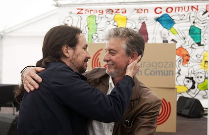 En la foto, el secretario general de Podemos, Pablo Iglesias, saluda al candidato de Zaragoza en Común a la alcaldía de Zaragoza, Pedro Santisteve, pocos días antes de las elecciones. Pese a ser un rostro poco conocido, Santisteve entró con fuerza en el Ayuntamiento de la ciudad aragonesa, tan solo un escaño por detrás del PP, que fue la formación más votada. Los populares obtuvieron 10 concejales y el PSOE descendió a la tercera posición. Una alianza de los partidos de izquierda podría gobernar. Santisteve es abogado penalista y según afirma en la página web de su partido cree "firmemente que sólo una ciudadanía responsable e implicada puede dar la vuelta a un modelo social radicalmente injusto".