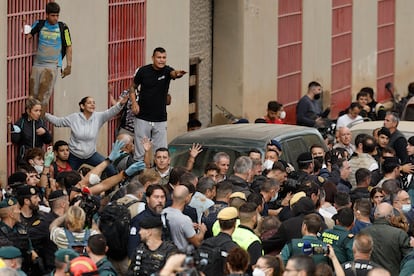 Vecinos y voluntarios increpan a la comitiva de los reyes de España, el presidente del Gobierno, Pedro Sánchez, y el president de la Generalitat, Carlos Mazón, a su llegada al centro de Paiporta.