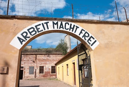 Inscripción en la entrada al campo de concentración de Terezín, al norte de Praga.