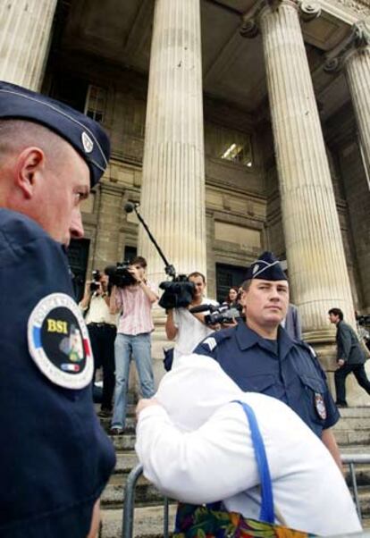 Uno de los acusados ocultó ayer su rostro al entrar al tribunal de Angers.