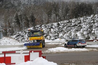 Una máquina quitanieves una de las carreteras de la localidad de Espinelves (Girona), el 27 de febrero.