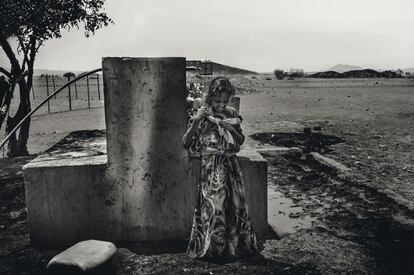 bidones con agua. En Afar, las mujeres cargan muchas veces en sus espaldas con bidones de hasta 25 litros de agua. De pronto se vislumbra un pozo y una fuente. En algunos, el agua se cobra.