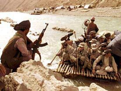 Guerrilleros de la Alianza del Norte cruzan en una balsa el río Kokcha, cerca de la población de Sareeq Mammaie, en dirección al frente de guerra.