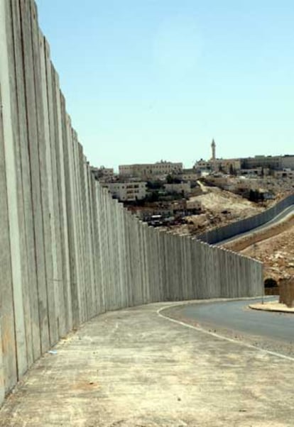 El muro que separa israelíes de palestinos, construido por Ariel Sharon.