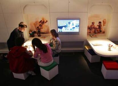 Un grupo de niños participa en una actividad en el nuevo museo de la Biblioteca Nacional.
