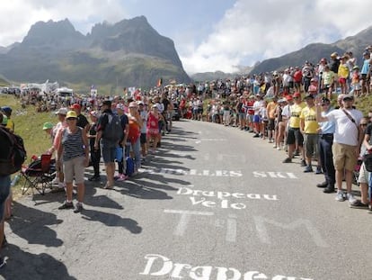 El público aguarda la llegada de los ciclistas en la cima del Glandon