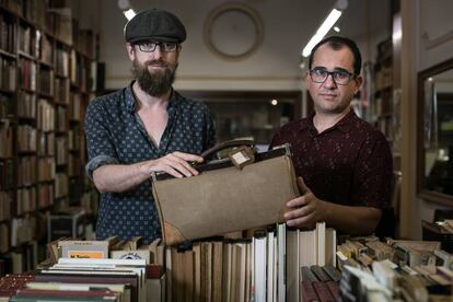 David Barrós y César Calavera posan con el maletín comprado en el Rastro y etiquetado con los apellidos Ramón y Cajal.