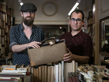 David Barrós y César Calavera posan con el maletín comprado en el Rastro y etiquetado con los apellidos Ramón y Cajal.