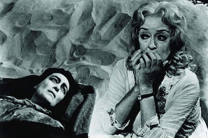 Baby Jane (¿Qué fue de Baby Jane?)

“Jane y Blanche Hudson fueron estrellas infantiles de Hollywood, pero solo la segunda consiguió que su éxito perdurara. Cuando en la vejez queda postrada en una silla de ruedas, Jane decide atormentarla”. Este clásico del cine de suspense solo se ve superado por la perturbadora historia real de su rodaje, protagonizada por el enfrentamiento entre Bette Davis y Joan Crawford. La serie de 2017 Feud adaptó los hechos.