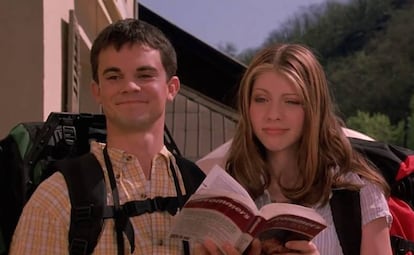 Los actores Travis Wester y Michelle Trachtenberg caracterizados como auténticos turistas en la comedia adolescente 'Eurotrip' (2004).