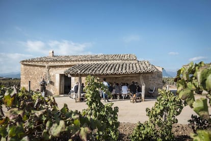 Una comida entre vi&ntilde;edos en Bodegas Ribas, en Consell (Mallorca).