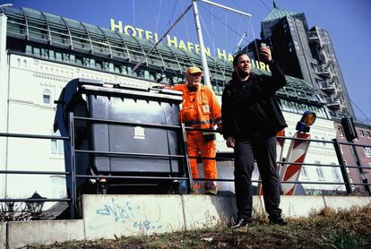 Christoph Blaschke y el empleado de la recogida de basuras Roland Wilhelm miden la luz para calcular la exposición para una toma.