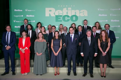 Foto de grupo tras la gala de entrega de los Premios Retina ECO. Óscar López, ministro para la Transformación Digital y de la Función Pública; Ana Redondo, ministra de Igualdad; Francina Armengol, presidenta del Congreso de los Diputados; la reina Letizia; Joseph Oughourlian ,presidente de PRISA; Luis Abad, director ejecutivo de Capgemini y Pilar Gil, vicepresidenta de PRISA.  Segunda fila, Jaime García Cantero, director de Retina; Inés Larrea, presidenta ejecutiva de Cimico, Federico Sainz de Robles, presidente ejecutivo de Sepiia; Javier Contreras, consejero delegado de Nortegas; Alejandro Zorzo, director de la división Marina y Puertos de ABB; José María Cancer, director de CESVImap y Juan Cantón, director general de Prensa de PRISA Media. Tercera fila, Agustín Delgado, director de Innovación de Iberdrola, Elena Valderrábano, directora global de Sostenibilidad de Telefónica; Rosa Junquera, directora de Sostenibilidad de PRISA; Carmen Castellví,  directora general de Capgemini Invent; Cristina Rivero, directora de Industria, Energía, Medioambiente y Clima del CEOE; Dimitris  Bountolos, director general de Sistemas de Innovación de Ferrovial; Lara de Mesa, directora global de Banca Responsable de Banco Santander.