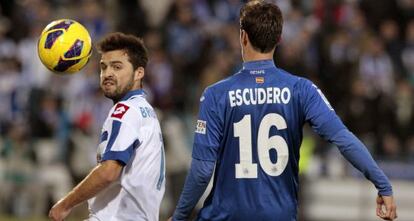 Escudero, del Getafe, pelea por el balón con Gama, del Deportivo.