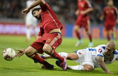 Diego Costa cae ante Skrtel.
