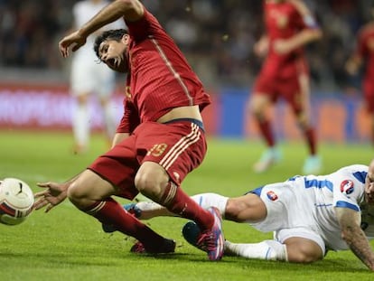 Diego Costa cae ante Skrtel. 