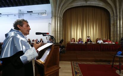 Lectura del discurso:.
¨Pidoa la Universidad de Granada que tutele con su solvencia intelectual, el desarrollo moral y material de la ciudad. Que interactúe con la universidad popular de la calle. Esta institución y el profesorado, depositarios de los mejores valores del ser humano, deben ejercer su auctoritas en el devenir de la ciudad." 