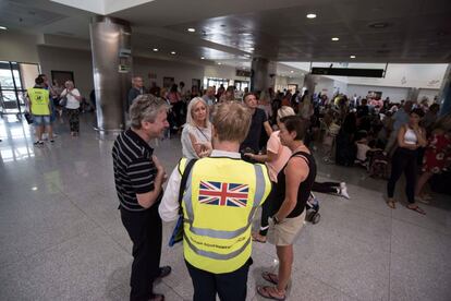 Personal del Gobierno británico atiende este lunes a afectados por la cancelación de vuelos en el aeropuerto de Menorca.