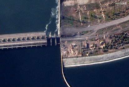 La presa de Nova Kajovka, destrozada por las tropas rusas en su retirada, en una imagen de satélite.