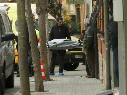Traslado del cadáver de Rosa María García Venteo, asesinada por su esposo en Santa Maria de Palautordera (Barcelona).