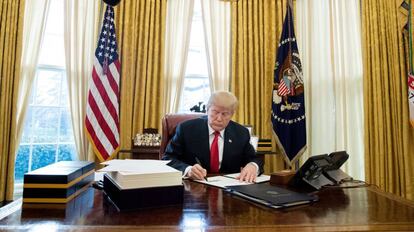 Donald Trump firma la reforma fiscal estadounidense en el despacho Oval de la Casa Blanca.