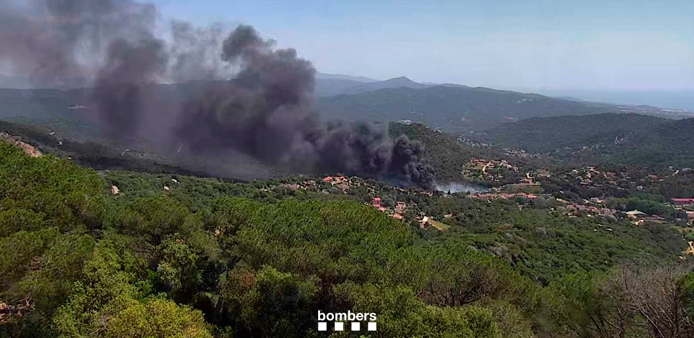 Confinados 600 vecinos de Òrrius por un incendio forestal originado en una industria